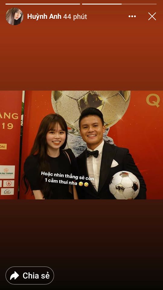 Cụ thể, trên dòng story, Huỳnh Anh có viết: "Huỳnh Anh trốn dịch hơi kĩ nên ấp ra thêm cằm 2. Còn đăng hình phải lựa góc chứ tự dìm mình chắc mọi người nghỉ chơi với Huỳnh Anh mất..."