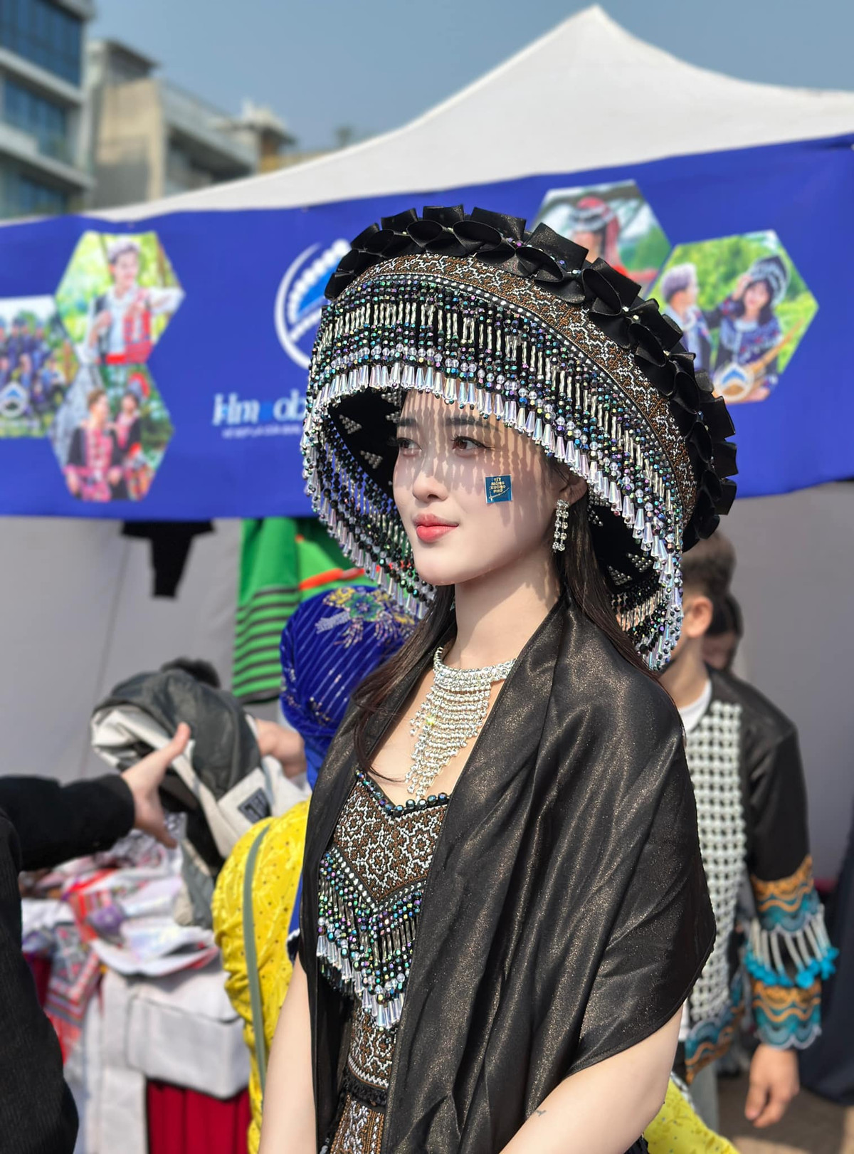 Từ trang phục đến nhan sắc của Giàng Thị Váng đều được netizen chấm "10 điểm".