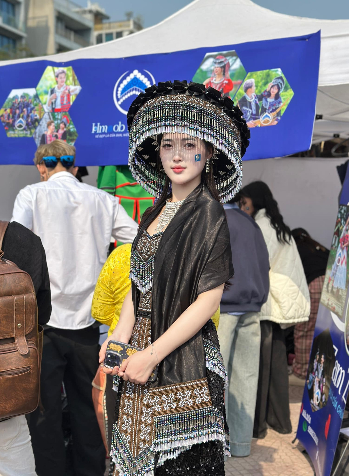 Giàng Thị Váng bắt đầu gây chú ý khi xuất hiện trong một đoạn phim ngắn về du lịch. Khi đó, cô gái người H'Mông với vẻ đẹp thuẩn khiết tựa như những bông hoa rừng núi từng khiến nhiều người "đứng ngồi không yên". Đoạn video về cô gái được cắt ra và chia sẻ trên mạng xã hội.