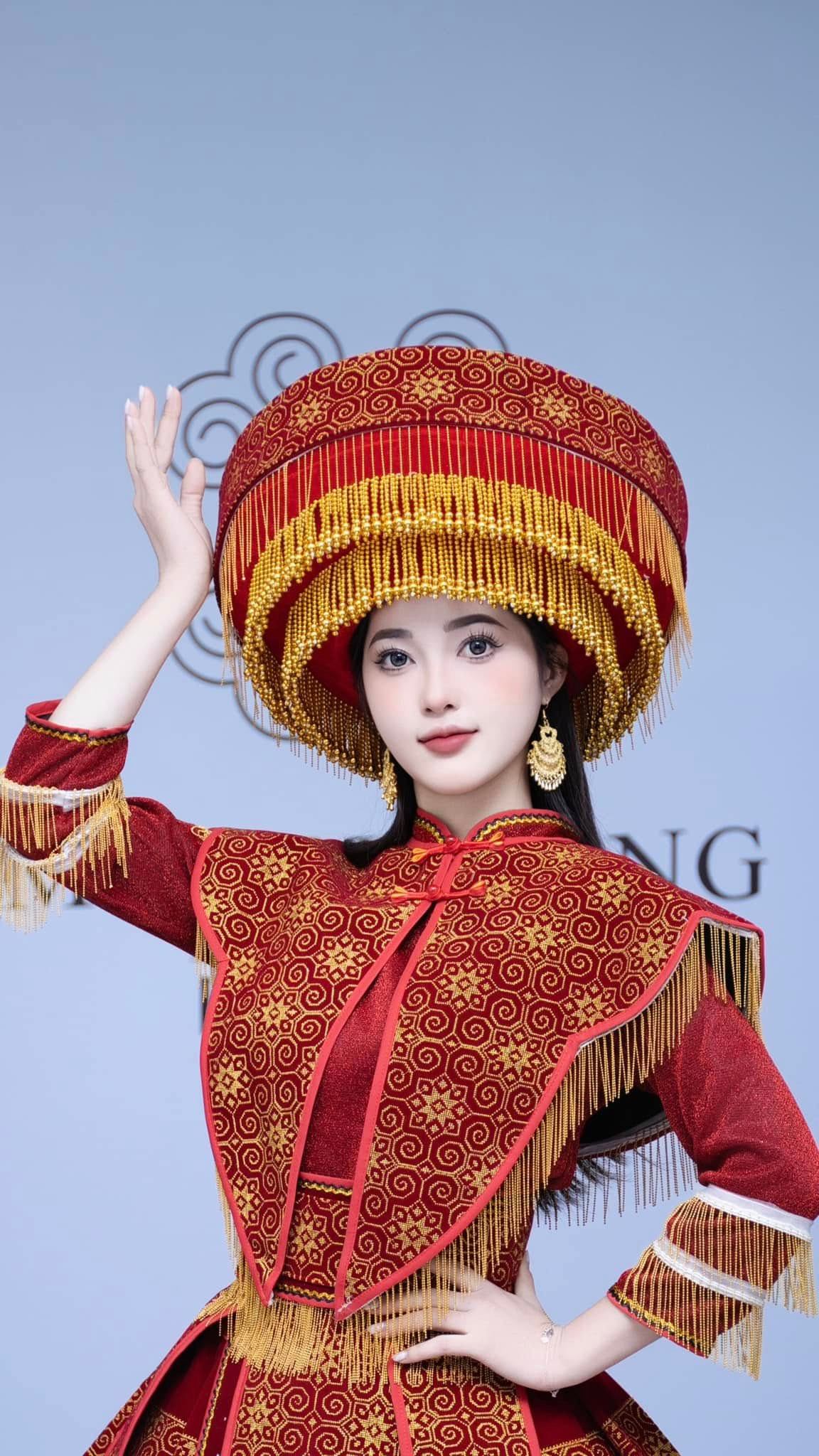 Cách đây ít lâu, xuất hiện trong chương trình giao lưu văn hóa Việt Nam - Trung Quốc, Giàng Thị Váng diện trang phục dân tộc H’Mông.