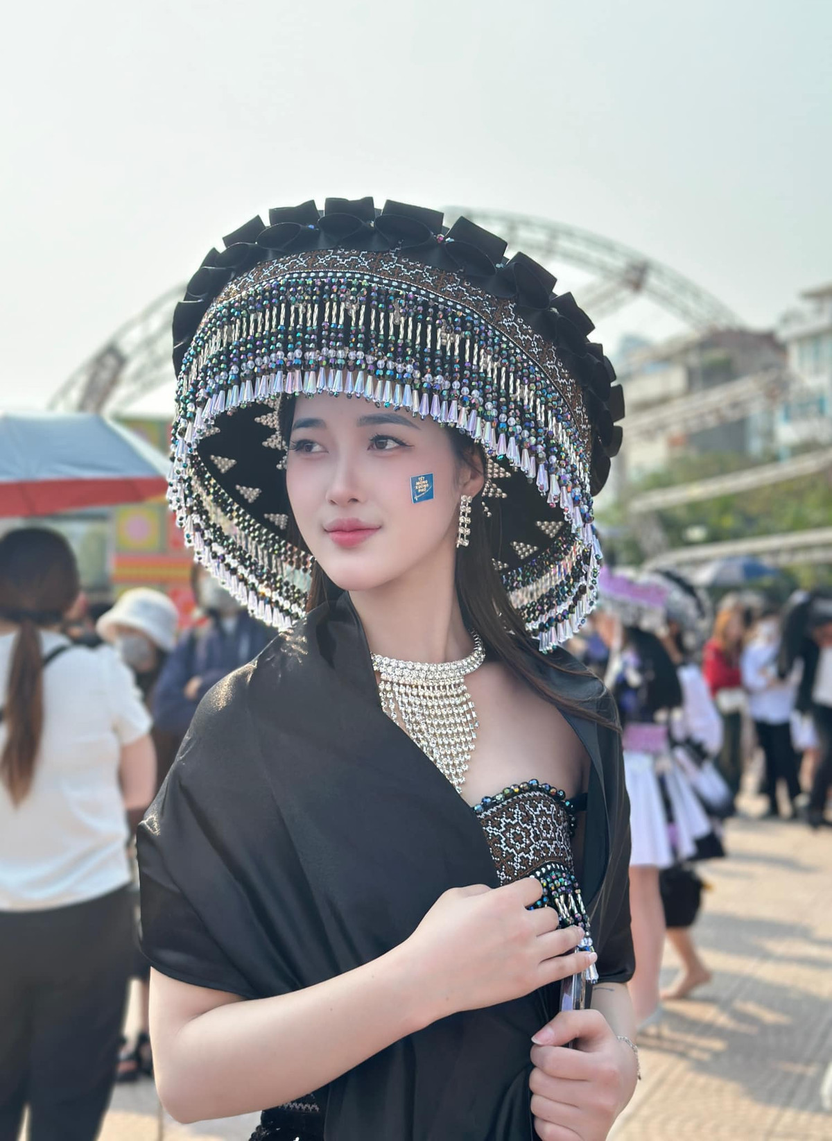 Vẫn như thường lệ, Giàng Thị Váng vẫn chọn cho mình bộ trang phục truyền thống của người dân tộc Mông.