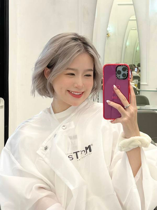 Không chỉ vậy, loạt video du lịch, mua sắm của Chao cũng đủ khiến nhiều người ngưỡng mộ về độ chi mạnh tay khi sẵn sàng bỏ 20-30 triệu đồng để mua một chiếc kính cận hay nghỉ dưỡng ở những nơi đắt đỏ, quần áo, phụ kiện đều đến từ thương hiệu nổi tiếng.