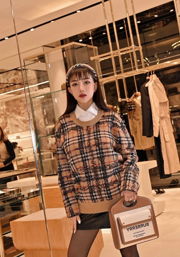 Hiện tại, bà mẹ 2 con chỉ mới bước sang tuổi 23 nhưng cô đã nắm trong tay cửa hàng kinh doanh đồ hiệu. Toàn bộ quần áo, giày dép trong cửa hàng đều được cô nhập trực tiếp từ nước ngoài về.