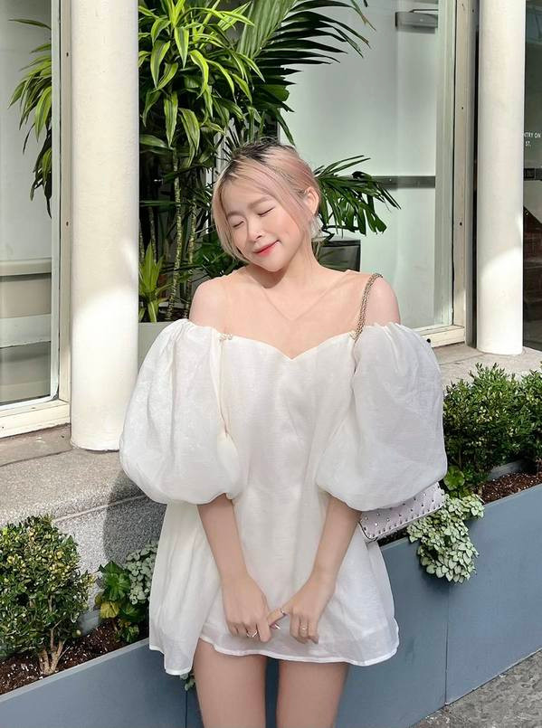 Chao tên thật là Nguyễn Châu Anh, sinh năm 2003, được nhiều bạn trẻ biết đến qua loạt video TikTok về cuộc sống hàng ngày. Ban đầu, ái nữ này được mọi người chú ý bởi giọng nói ngọt ngào cùng với gương mặt dễ thương.