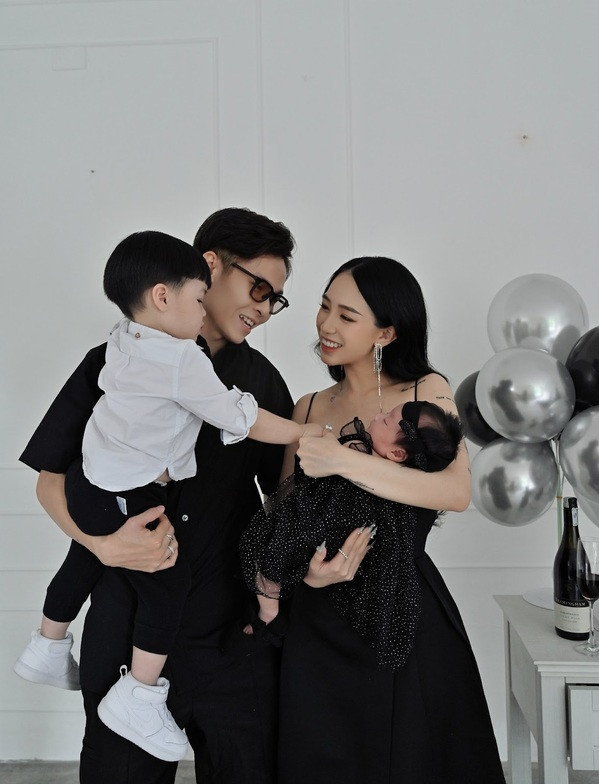 Dù lên xe hoa và làm mẹ khá sớm nhưng không ai có thể phủ nhận nhan sắc cũng như sự tài giỏi của Joyce Phạm. Cô từng là du học sinh tại Mỹ, nhưng sau khi tốt nghiệp đại học, Joyce đã quyết định quay về Việt Nam lập nghiệp cũng như kết hôn.