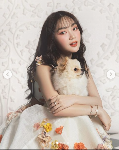 Chloe Nguyễn (tên thật là Nguyễn Cao Quỳnh Anh, sinh năm 1997) được mọi người biết tới nhiều nhất với vai trò là một trong những beauty blogger đời đầu. Thế nhưng, ít ai biết rằng, cô vốn là tiểu thư “lá ngọc, cành vàng” “ông trùm” kinh doanh đất Sài Thành - Nguyễn Cao Trí, sở hữu khối tài sản lên đến hàng nghìn tỷ đồng.