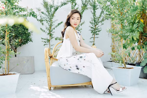 Chloe cũng là một trong 4 người lọt vào top những người quyền lực nhất mạng xã hội trong lĩnh vực beauty tại giải thưởng Influence Asia 2017. Không chỉ dừng lại ở việc làm một beauty blogger, cô còn lấn sân sang lĩnh vực mẫu ảnh, travel blogger và hướng tới việc mở một thương hiệu mỹ phẩm riêng.