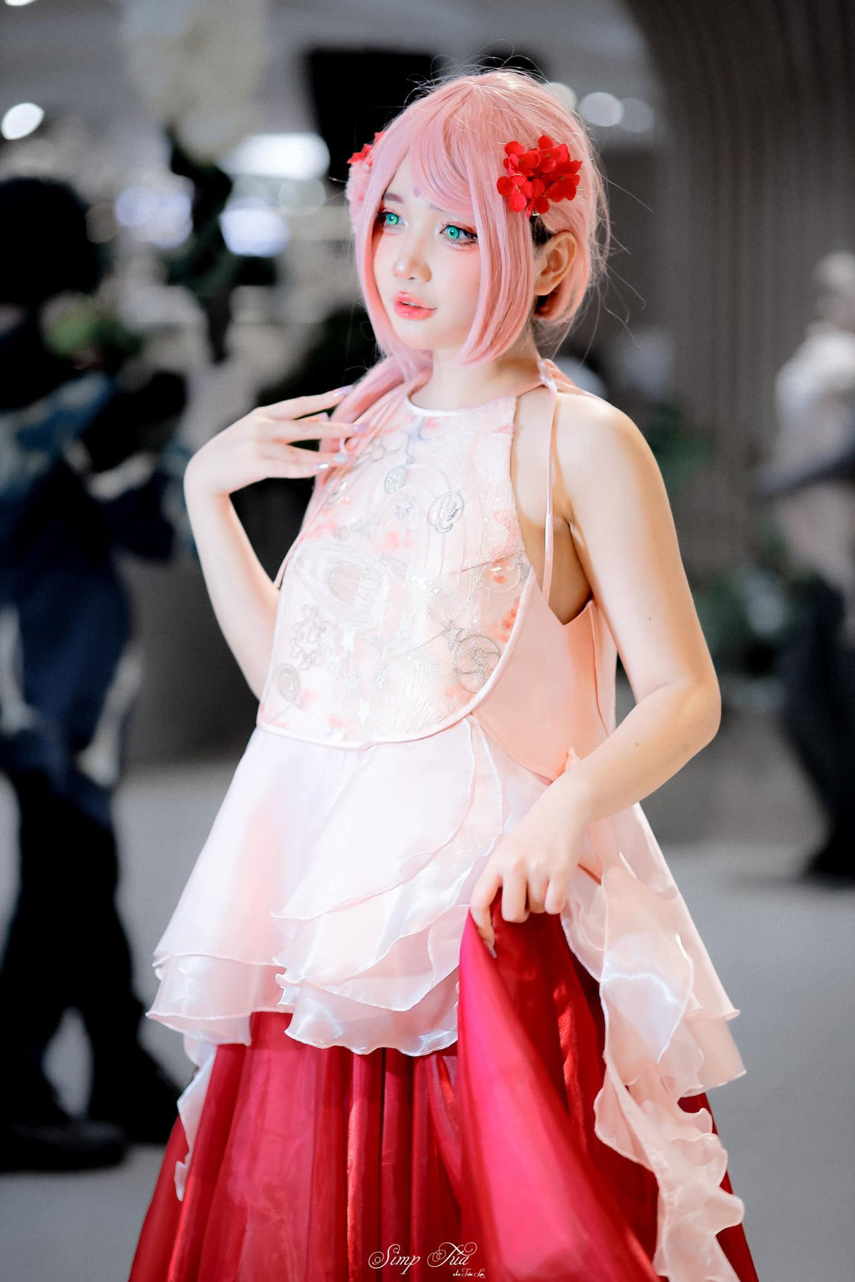 Nữ coser đến từ TP HCM này không ngại nhập vai những nhân vật nóng bỏng, thậm chí tự tin diện trang phục thiếu vải, khoe da thịt những vùng nhạy cảm.