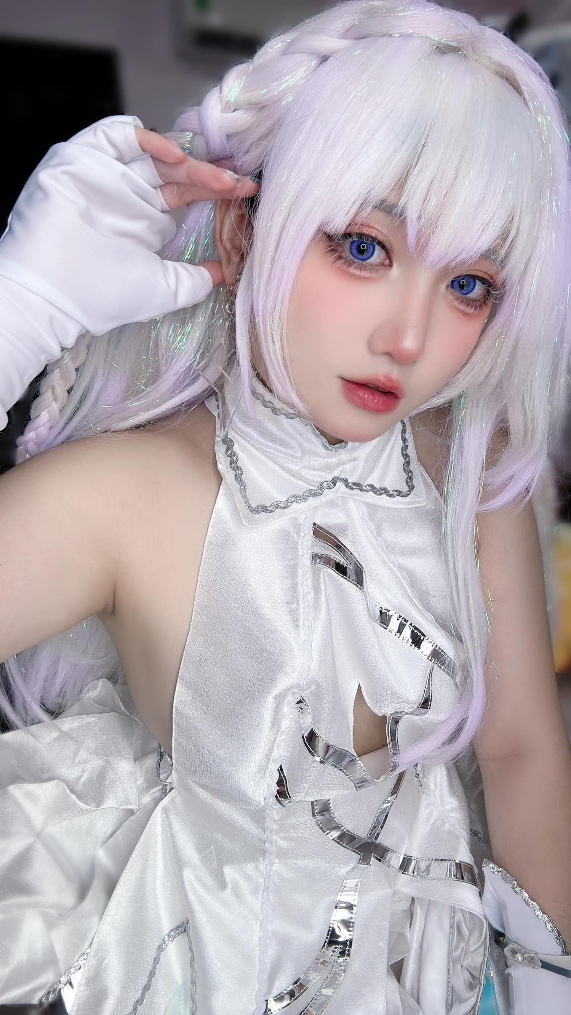 Ít ai biết rằng, chính Minh Khuê đã tự tay chăm chút từng đường kim mũi chỉ cho sản phẩm của mình.