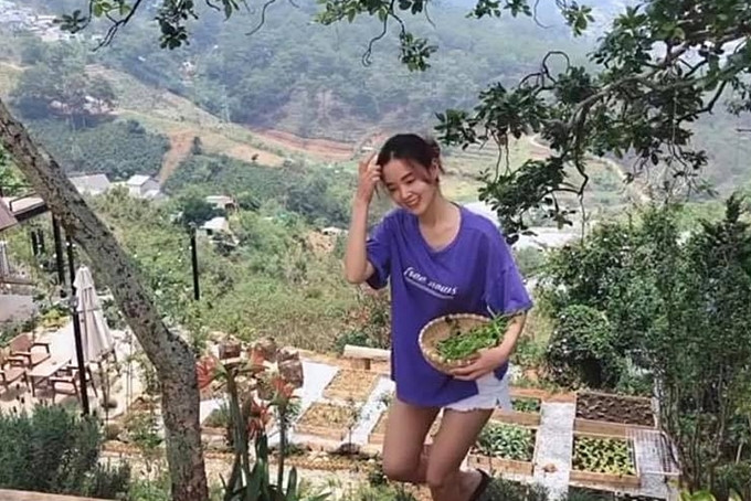 Suốt 3 tuần qua, ầm ĩ lùm xùm với Linh Ngọc Đàm, mới đây hot girl đời đầu Midu đã khoe những bức ảnh lên núi sống cuộc sống cách ly như một nàng thôn nữ thu hút sự chú ý của nhiều người.