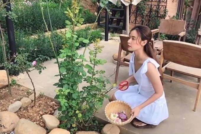 Hình ảnh nữ diễn viên Midu chia sẻ trên trang cá nhân thu hút sự chú ý vì ăn diện giản dị, cô nàng hot girl từng được gọi với danh xưng ngọc nữ vẫn toát lên vẻ đẹp dịu dàng, đằm thắm.