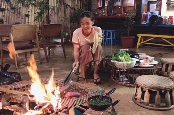 Những ngày bỏ phố lên rừng giúp tôi sống trọn vẹn hơn mỗi phút giây, ngủ trước 12h và dậy trước 7h sáng. Mỗi ngày dậy hít thở bầu không khí trong lành, ra vườn hái rau, vào bếp làm bữa, ươm trồng và tỉa tót hoa cỏ. Chiều rảnh rỗi lại ngồi uống trà, đánh cờ, tối xuống thì đốt lửa nướng khoai, nướng bắp..." Midu cho biết thêm.