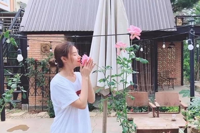 Chia sẻ về những ngày tự cách ly tại thôn quê, Midu cho biết: "Bao nhiêu năm sống trên cuộc đời, lần đầu tiên thế hệ của tôi được trải nghiệm một kỳ cách ly xã hội kéo dài đến 3 tuần. Mọi thứ thật ngỡ ngàng, hàng quán đóng cửa, mọi hoạt động giao thương đình trệ, các phương tiện giao thông công cộng không hoạt động nữa. Vậy mà nhờ những ngày cách ly đó, tôi được trải nghiệm một cuộc sống thật khác ở một nơi rất xa thành phố...