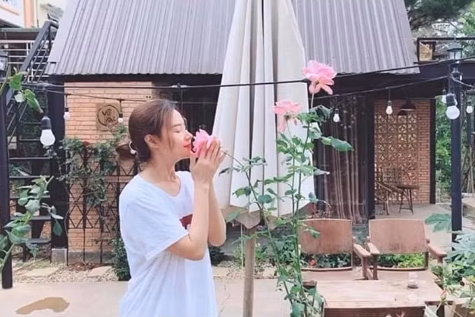 Chia sẻ về những ngày tự cách ly tại thôn quê, Midu cho biết: "Bao nhiêu năm sống trên cuộc đời, lần đầu tiên thế hệ của tôi được trải nghiệm một kỳ cách ly xã hội kéo dài đến 3 tuần. Mọi thứ thật ngỡ ngàng, hàng quán đóng cửa, mọi hoạt động giao thương đình trệ, các phương tiện giao thông công cộng không hoạt động nữa. Vậy mà nhờ những ngày cách ly đó, tôi được trải nghiệm một cuộc sống thật khác ở một nơi rất xa thành phố...