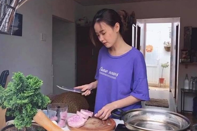 Trong những bức ảnh lên núi sống của mình, Midu trồng hoa, hái rau, nấu ăn, tránh xa sự ồn ào, náo nhiệt và hạn chế dùng mạng xã hội.