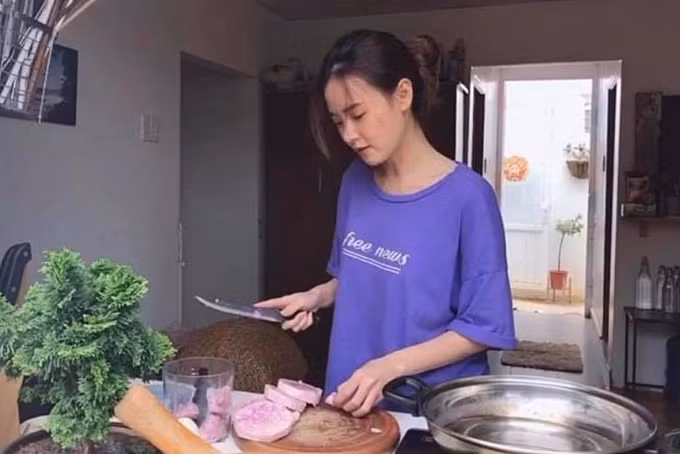 Trong những bức ảnh lên núi sống của mình, Midu trồng hoa, hái rau, nấu ăn, tránh xa sự ồn ào, náo nhiệt và hạn chế dùng mạng xã hội.