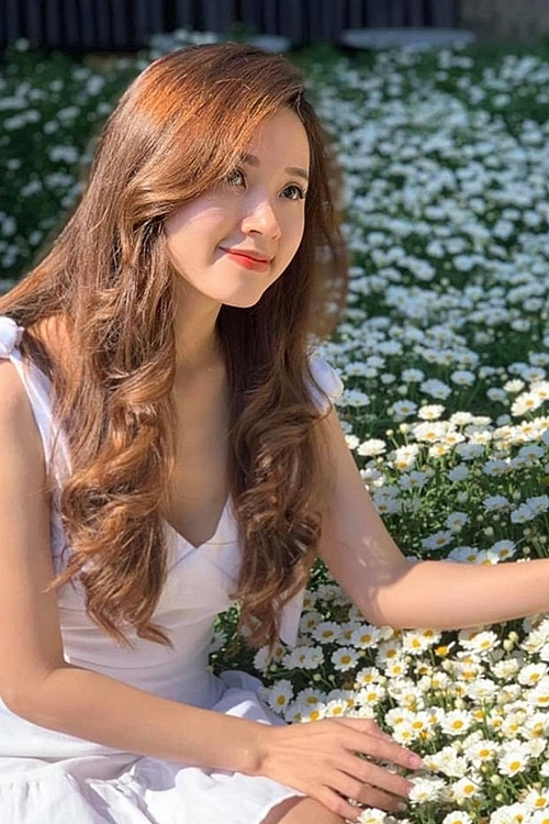 Những ngày qua thông tin, Midu bị tố sống giả tạo,"chơi xấu" đàn em Linh Ngọc Đàm khi cùng hợp tác trong MV đầu tay "Anh nghĩ anh là ai?" thu hút sự chú ý của công chúng và báo chí. Giữa ồn ào trên, phía hot girl đời đầu đã lên tiếng khẳng định đây chỉ là những tin đồn thất thiệt, không đúng sự thật: "Giữa Midu và Linh Ngọc Đàm không có vấn đề gì hết".