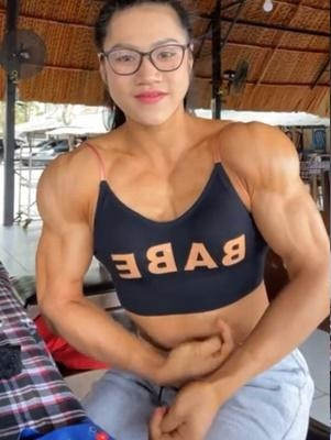 Xuất hiện trên kênh Youtube nổi tiếng, Trần Ny không ngại thể hiện bản thân khi thoải mái cởi áo khoe cơ bắp cuồn cuộn trước mọi người.