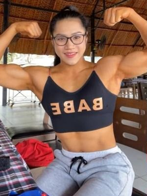 Trần Ny có gương mặt hài hòa, làn da trắng sáng. Thế nhưng sẽ là cú sốc cho nhiều chàng trai khi nhìn đến thân hình của cô.