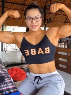 Trần Ny có gương mặt hài hòa, làn da trắng sáng. Thế nhưng sẽ là cú sốc cho nhiều chàng trai khi nhìn đến thân hình của cô.