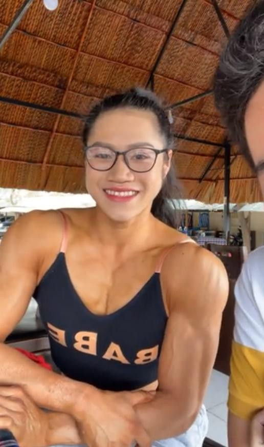 Gái xinh thể hình đang gây sốt mạng có tên Trần Thị Ny (sinh năm 1999, đến từ Biên Hoà, Đồng Nai).