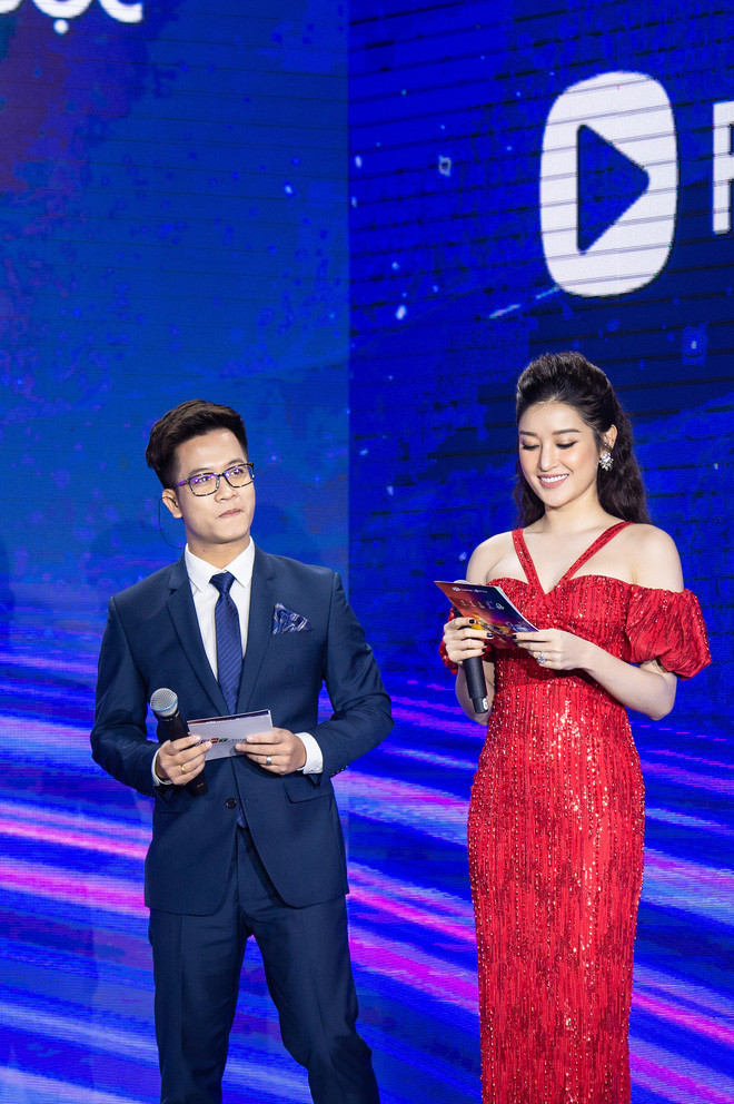 Nhan sắc của Huyền My nổi bần bật giữa trường quay khiến ai cũng phải trầm trồ vì ngày càng mặn mà, trẻ trung.