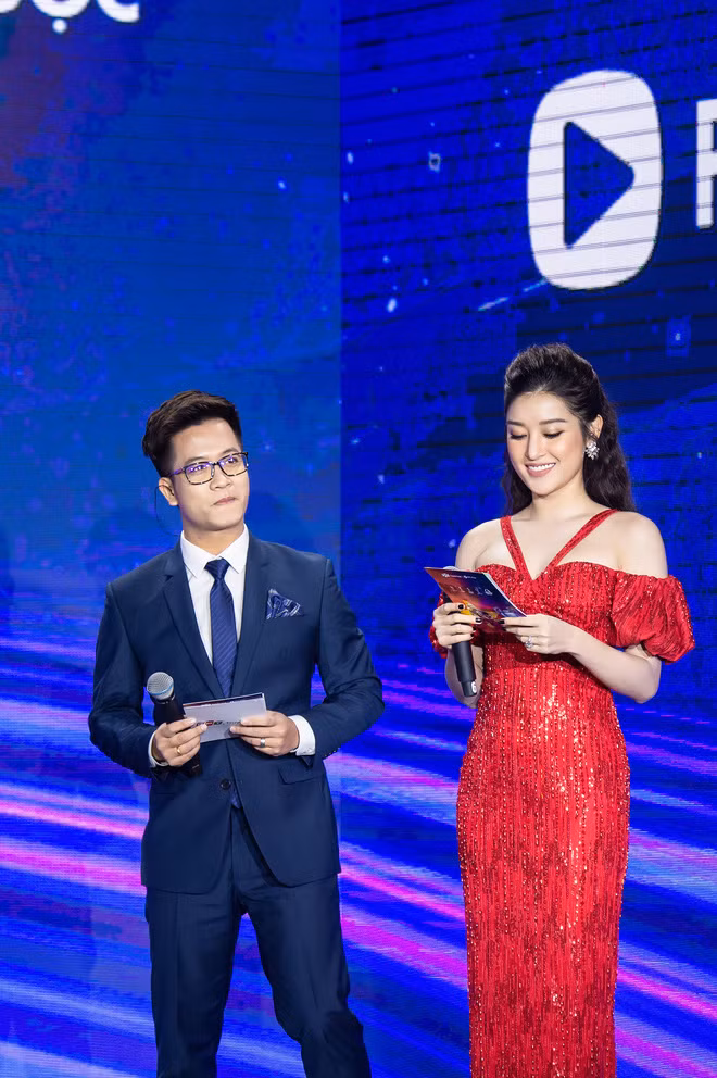 Nhan sắc của Huyền My nổi bần bật giữa trường quay khiến ai cũng phải trầm trồ vì ngày càng mặn mà, trẻ trung.