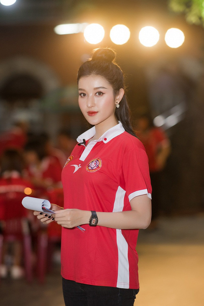 Phong thái chuyên nghiệp và thần thái tự tin của Á hậu của cuộc thi Hoa hậu Việt Nam 2014 khiến dân mạng ngưỡng mộ, đây sẽ là BTV hot trong thời gian tới cho mà xem.