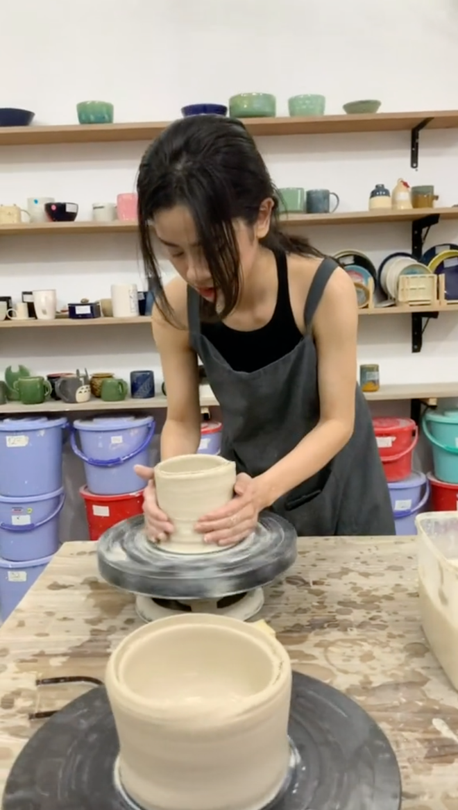 "Mọi người nghĩ rằng cô ấy dành tất cả thời gian để tiệc tùng nhưng cô ấy cũng thích hiệu sách. Một mọt sách chính hiệu. Cô ấy nấu ăn ngon nhưng lại lười. cô ấy rất ngăn nắp", Huyme nói về bạn gái.