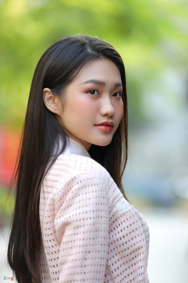 Bắt gặp Hải My ở ngoài đời, nhiều người phải thừa nhận rằng chân dài 19 tuổi phối đồ cũng rất "ra gì và này nọ", toát lên nét sang chảnh của một cô tiểu thư con nhà giàu.