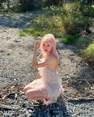 Những bức ảnh táo bạo lần này càng khiến Vyvan Le trở thành cái tên "hot" trên các nền tảng mạng xã hội, thu hút sự chú ý của hàng triệu người hâm mộ.