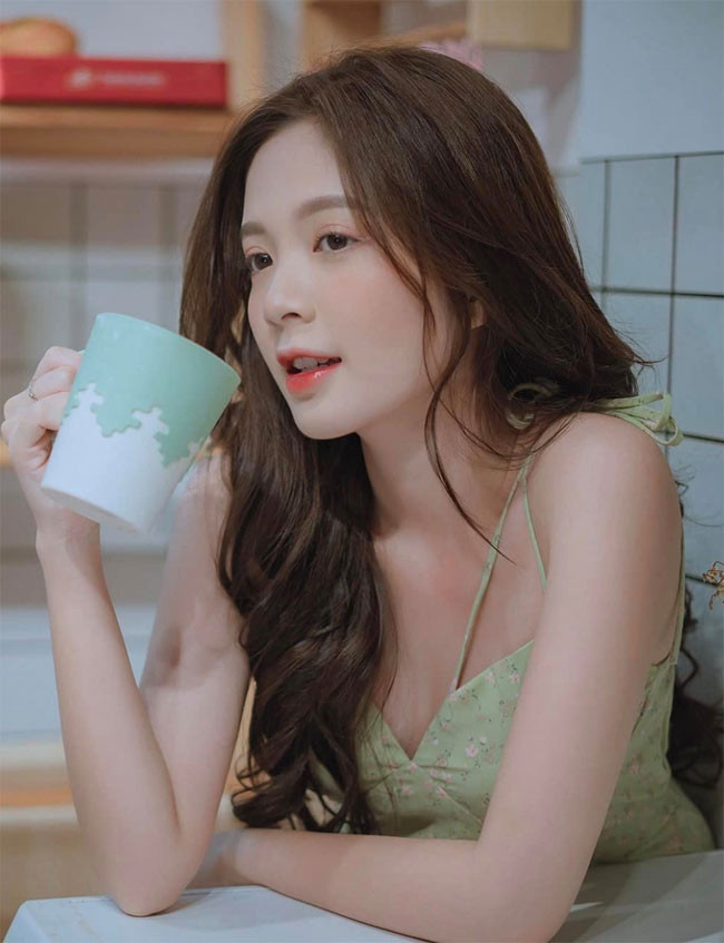 Nguyễn Hoàng Ngọc Huyền là streamer nổi tiếng với biệt danh Huyền Bi. Sở hữu gương mặt xinh xắn, ngây thơ, cô nàng này còn là diễn viên quen thuộc với khán giả, người mẫu ảnh có tiếng tại Hà Nội.