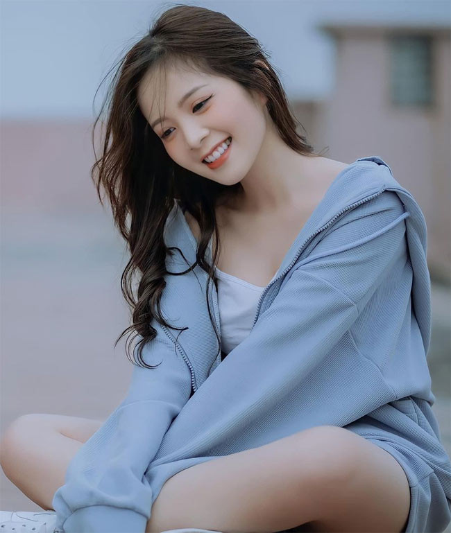 Ngọc Huyền biến hóa trong nhiều phong cách khác nhau từ nữ tính nhẹ nhàng đến cá tính, trẻ trung, năng động.