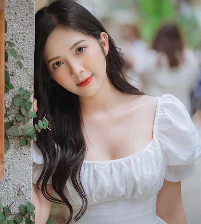 Tốt nghiệp đại học Sư phạm Hà Nội, Ngọc Huyền đi dạy thêm ở các trung tâm, làm mẫu ảnh, quay quảng cáo và đóng phim.