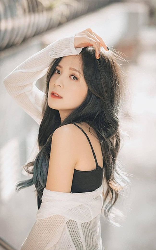 Trên mạng xã hội, nhiều người biết tới Ngọc Huyền với biệt danh “hot girl đồng phục” với hóa thân thành nữ sinh trung học.