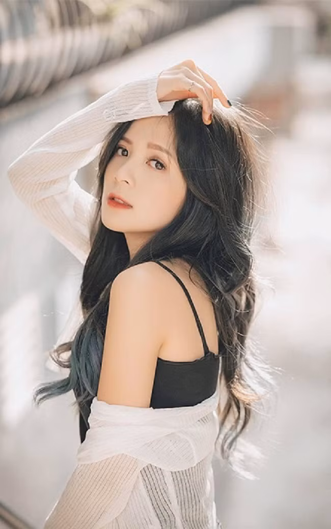 Trên mạng xã hội, nhiều người biết tới Ngọc Huyền với biệt danh “hot girl đồng phục” với hóa thân thành nữ sinh trung học.