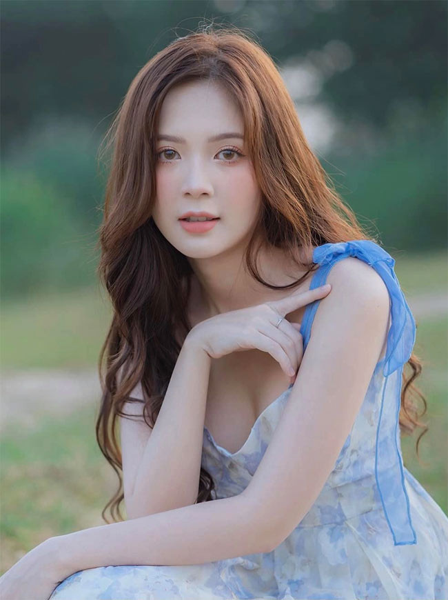 Ngọc Huyền từng gây chú ý khi đảm nhận vai Jun - bạn gái của Bảo (Quang Anh) trong bộ phim "Những ngày không quên" hay vai Mai, con gái ông Nghị (NSƯT Hoàng Hải) và Diễm (Ngọc Lan), em cùng cha khác mẹ của Hoa (Lương Thu Trang) trong phim "Mặt nạ gương".