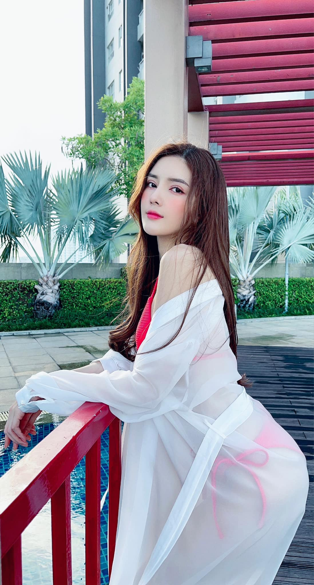 Lilly Luta sở hữu vẻ đẹp cuốn hút như nàng thơ. Cô nàng sở hữu vóc dáng thanh mảnh, gương mặt hài hòa.