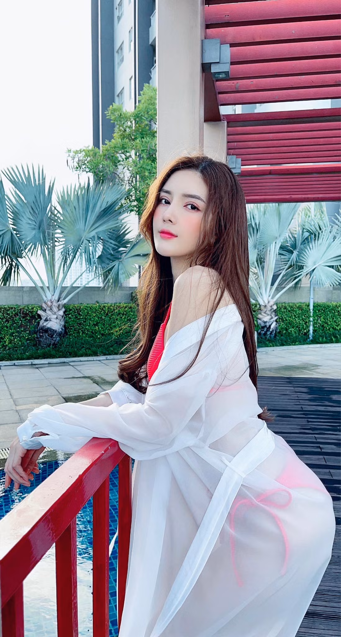 Lilly Luta sở hữu vẻ đẹp cuốn hút như nàng thơ. Cô nàng sở hữu vóc dáng thanh mảnh, gương mặt hài hòa.