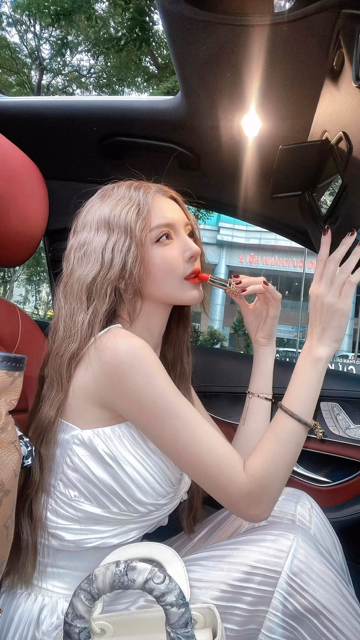 Ngoài ra, Lilly Luta cũng có một gia tài phim ảnh ấn tượng với nhiều bộ phim như: Socola hay hoa hồng, Thế lực ngầm, Oan hồn, Biết chết liền...