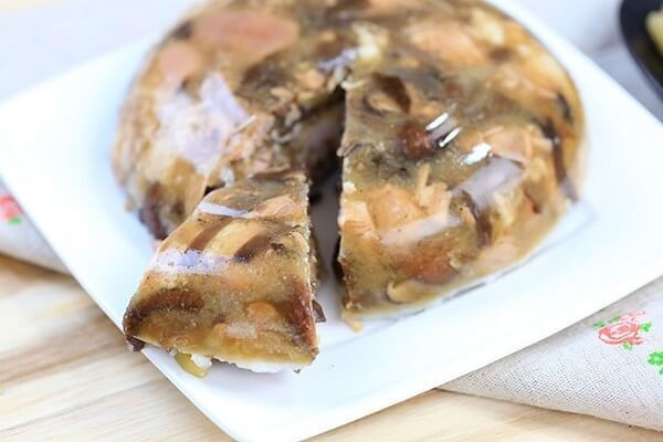 Món ăn mặn "ám ảnh" nữa có thể kể đến thịt đông. Phải công nhận rằng ngày Tết được ăn món này rất "vào" cơm. Nhưng mà ăn nhiều lại bị ngấy vì thịt cũng toàn mỡ.