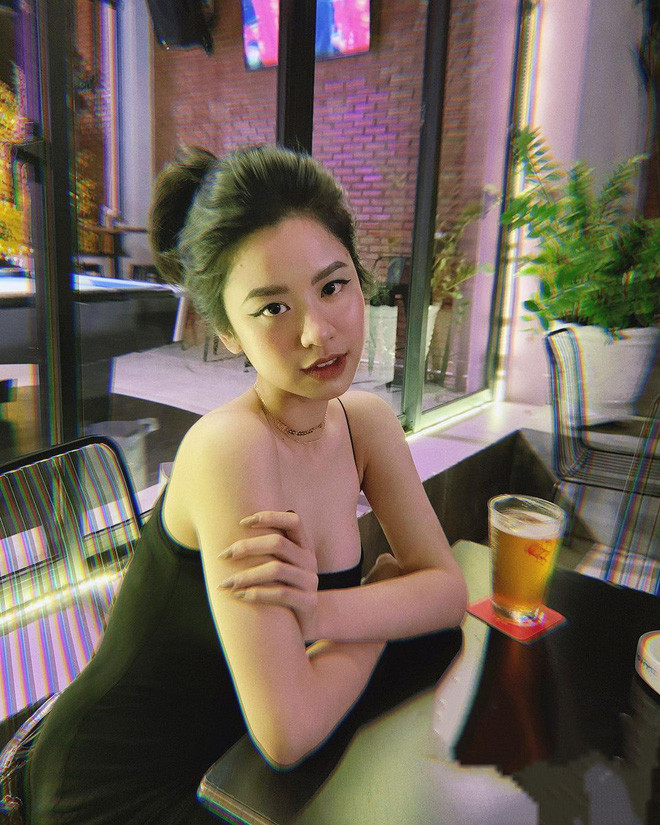 Không hề kẻ mày, chẳng eyeliner mà cũng không đánh son nốt nhưng hot girl thị phi này vẫn gây ấn tượng với làn da trắng trẻo và gương mặt nét nào ra nét đấy.