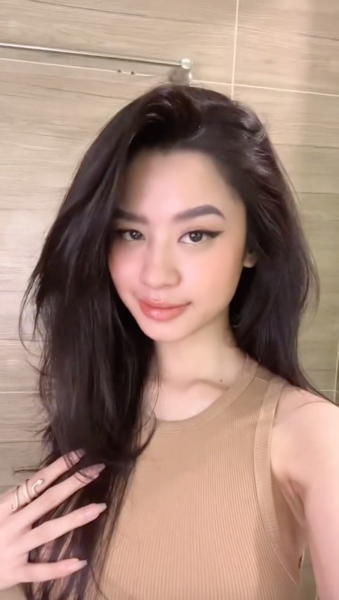 Dù chuyện mặt mộc - make up đã chẳng còn xa lạ gì với hội gái xinh nhưng vì Hàn Hằng đã "mất tích" gần 2 năm nên clip của cô nàng lại rất thu hút netizen.