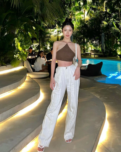 Đầu tháng 4/2020, Hàn Hằng vướng nghi vấn hẹn hò với Vlogger đình đám Huyme - anh trai Trang Lou. Giữa lúc yêu đương nồng thắm, "hot girl tạp hóa" lại lỡ tay làm lộ hành động nhạy cảm của vợ chồng em gái người yêu và gây nên drama.