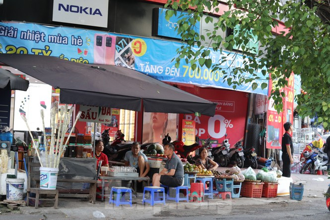 Người dân uống nước mía rất nhiều thành phần, từ học sinh, sinh viên, người lao động tự do cho đến dân công sở