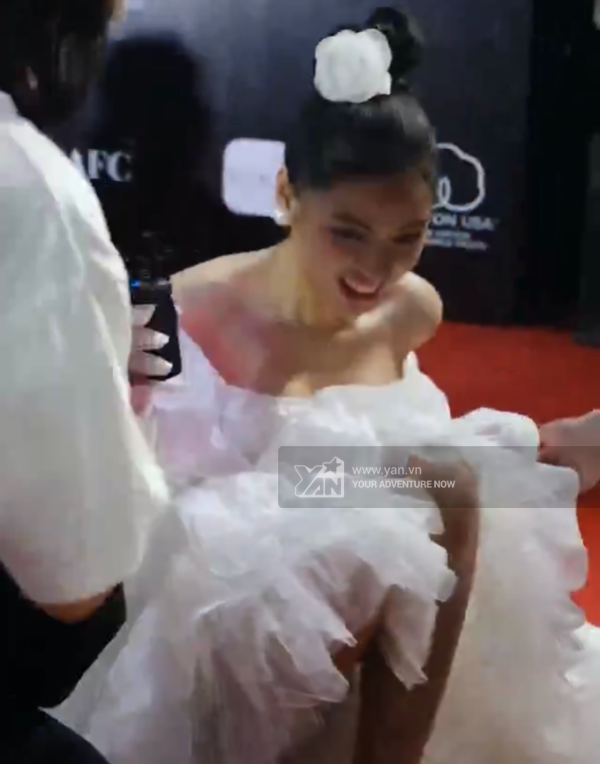 Hot girl xinh đẹp này cho biết cô rất hào hứng chia sẻ cảm nghĩ về việc được góp mặt ở sự kiện thời trang này. Nhưng khi đang nói hăng say thì bỗng Thanh Tâm không giữ được thăng bằng mà ngã ngồi xuống đất trước sự sửng sốt của nhiều người. Ảnh: YAN.