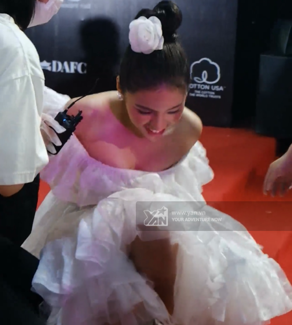 Mới đây, hot girl Trần Thanh Tâm cùng với nhiều tên tuổi nổi tiếng khác góp mặt tại thảm đỏ cũng như khuôn khổ show diễn thời trang và điều khiến nhiều người chú ý đó là bờ môi của cô nàng. Ảnh: YAN.