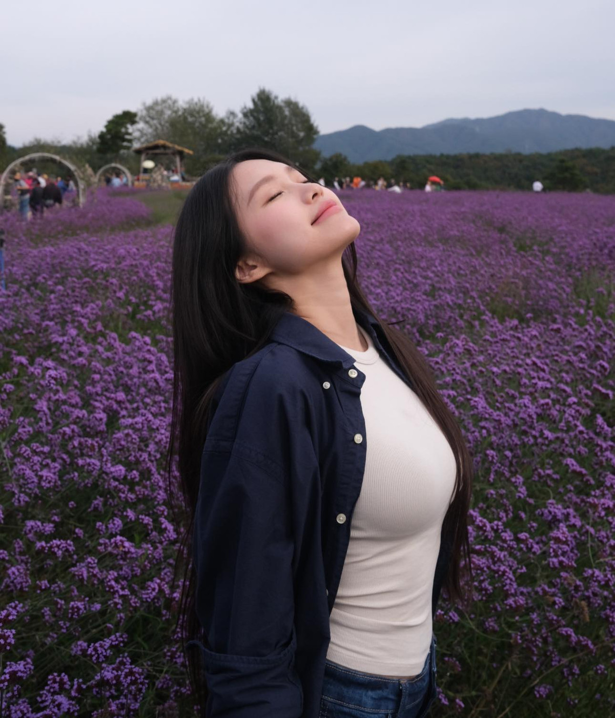 Trước đó, bà xã Văn Hậu thường diện những item rộng rãi nhằm che khéo vòng hai sau thời gian sinh con.