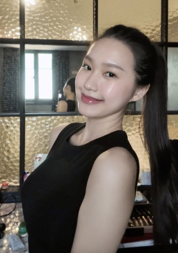 Thậm chí góc chụp hình khiến màu ảnh khá tối cũng không làm lu mờ ngoại hình của Doãn Hải My. Mẹ bỉm sữa diện áo bó sát để lộ vòng eo kém thon gọn sau khi trải qua quá trình mang thai và sinh em bé Lúa.