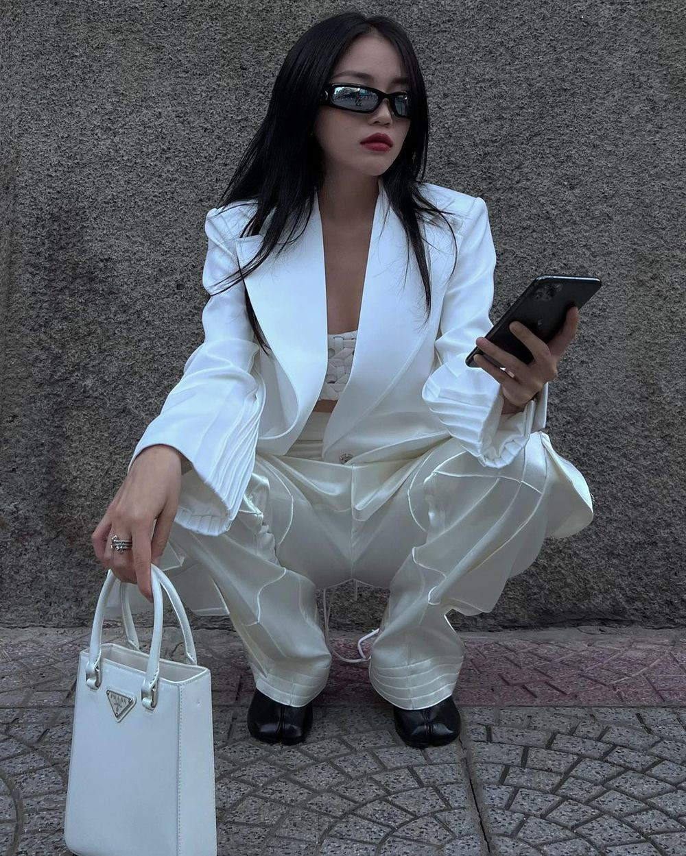 Cụ thể, đáp lại vấn đề liên quan đến tình và tiền này, nữ streamer Linh Ngọc Đàm nói: “Chị không giàu đâu. Hồi trẻ con hiếu thắng, chị hay nhắc tiền tiền chứ thật ra ai theo dõi chị thì lâu lắm rồi chị không còn nhắc về vấn đề đó nữa.